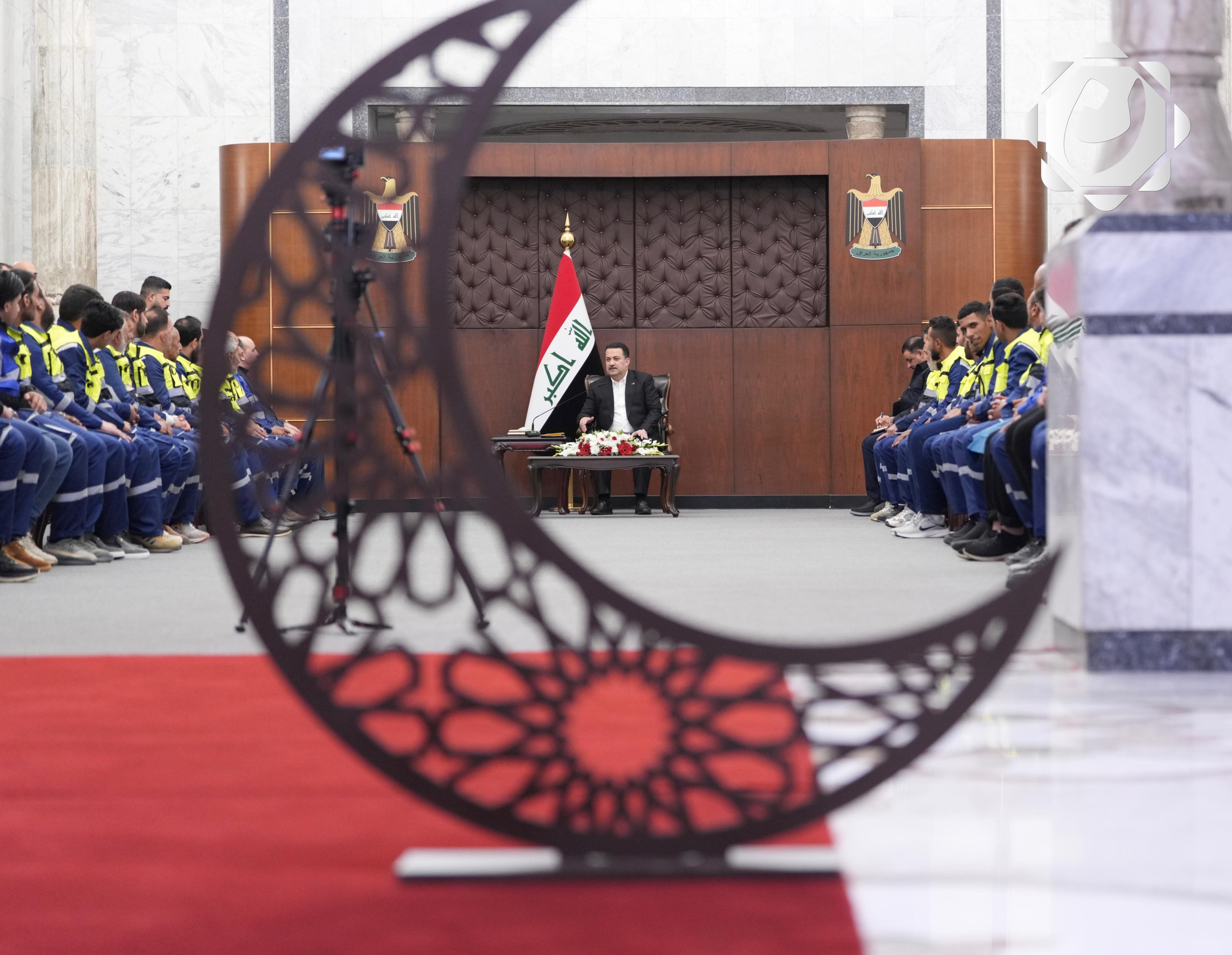 رئيس الوزراء السوداني يشارك عمال النظافة إفطار رمضان