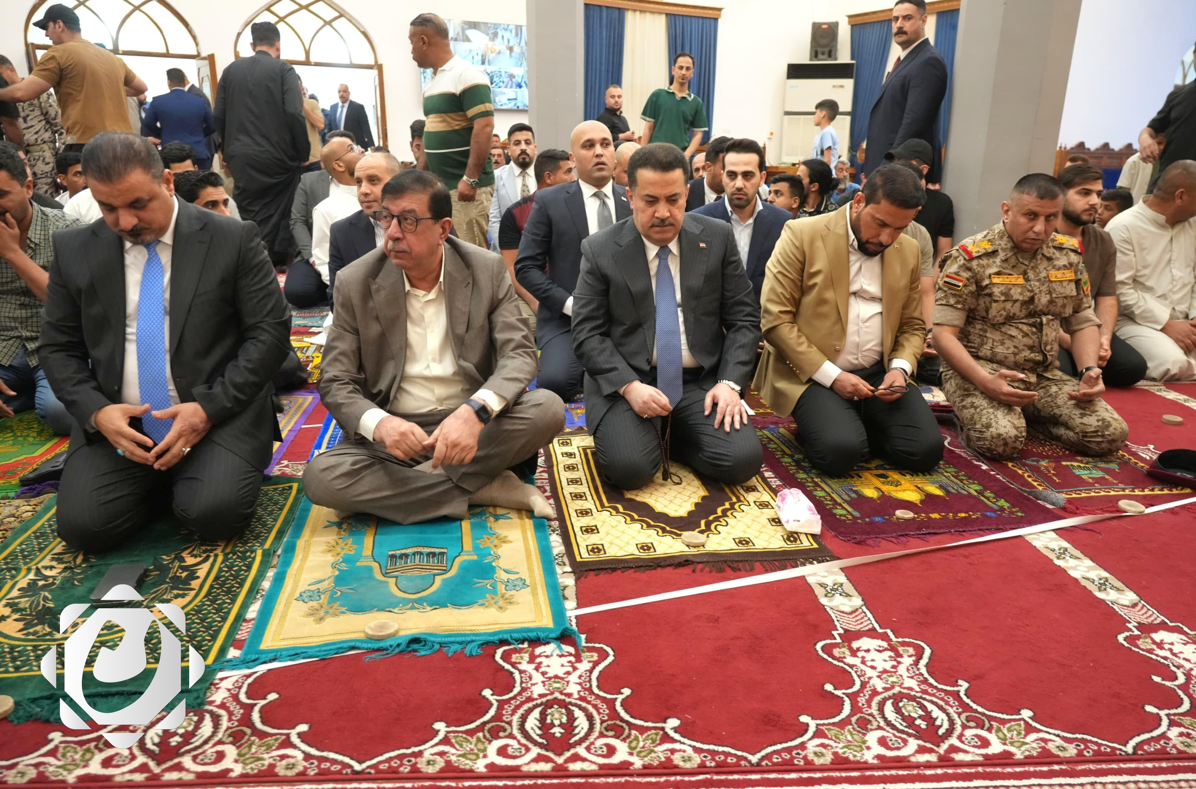 رئيس الوزراء يشارك في صلاة عيد الفطر المبارك بميسان