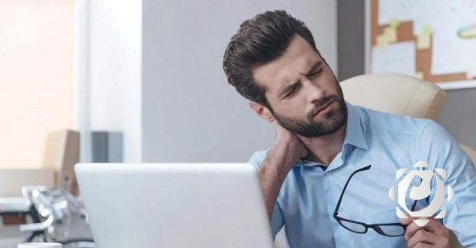 الجلوس الطويل يهدد صحة الرقبة: دراسة جديدة تكشف المخاطر
