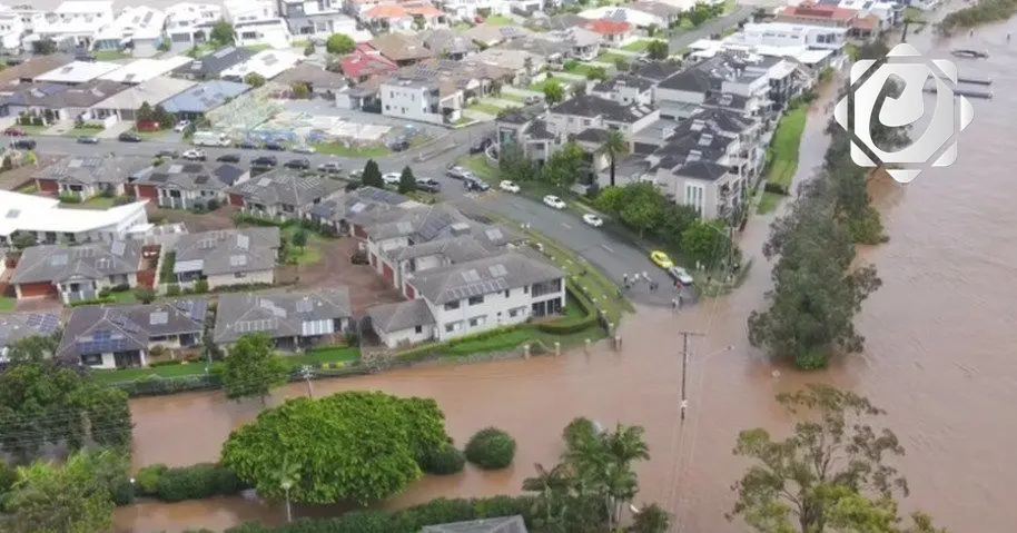 فيضانات شرق أستراليا تودي بحياة شخص وتحبس 50 ألف آخرين