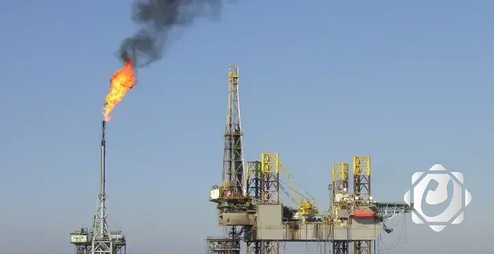 أسعار النفط تتجه نحو مكاسب أسبوعية مع استئناف المحادثات التجارية بين أمريكا والصين