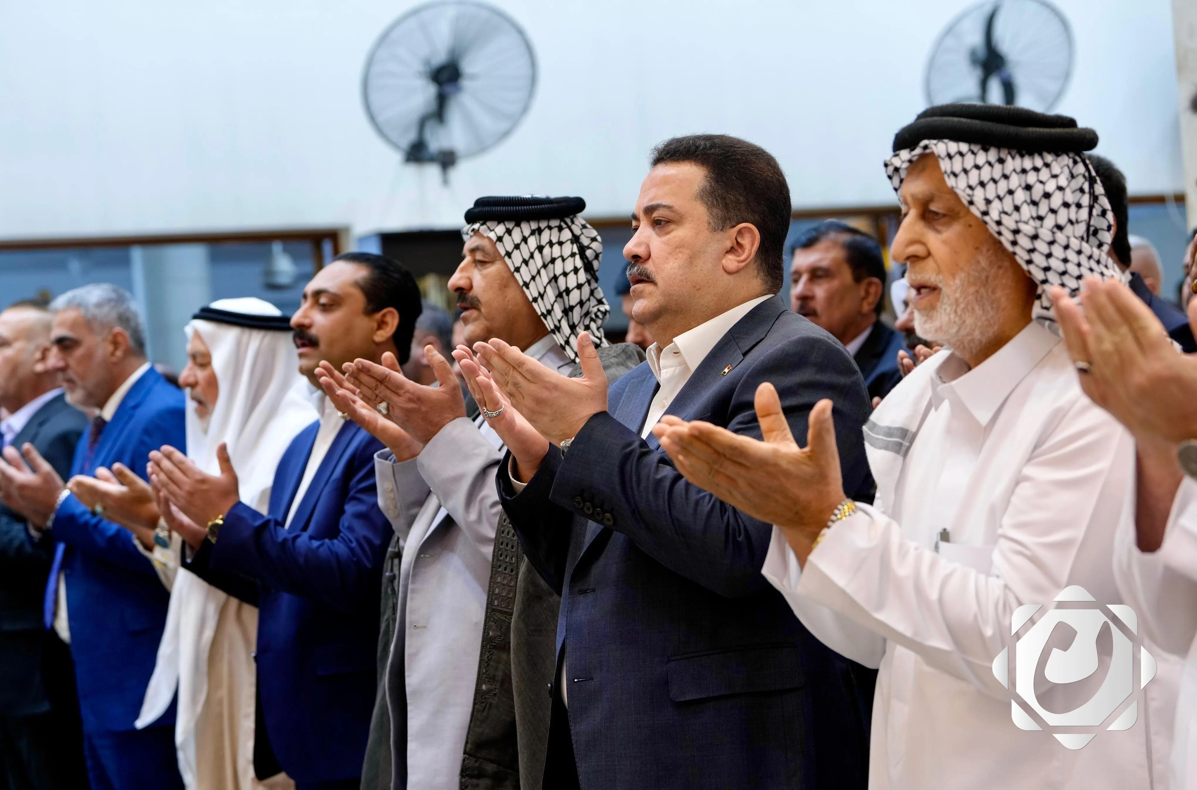 رئيس الوزراء يشارك المواطنين في صلاة عيد الأضحى المبارك ببغداد