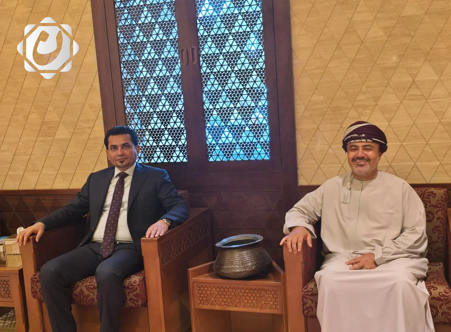 وزير النقل يصل سلطنة عمان ويجتمع بنظيره العماني