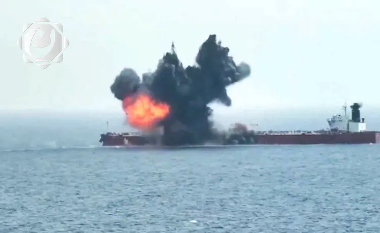 الحوثيون يعلنون استهداف سفينة نفطية شمال البحر الأحمر