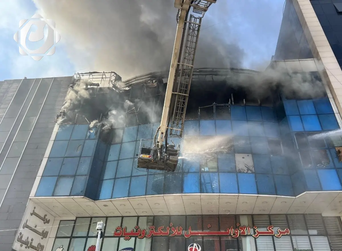 الدفاع المدني يسيطر على حريق في مبنى تجاري شرقي بغداد