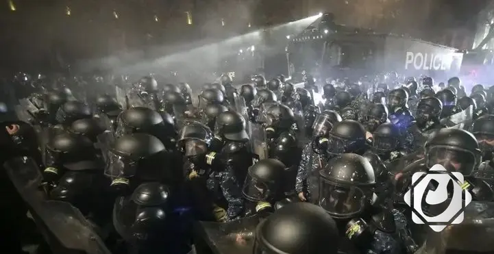 محتجون يقتحمون ساحة القصر الرئاسي في جورجيا والشرطة تستخدم رذاذ الفلفل