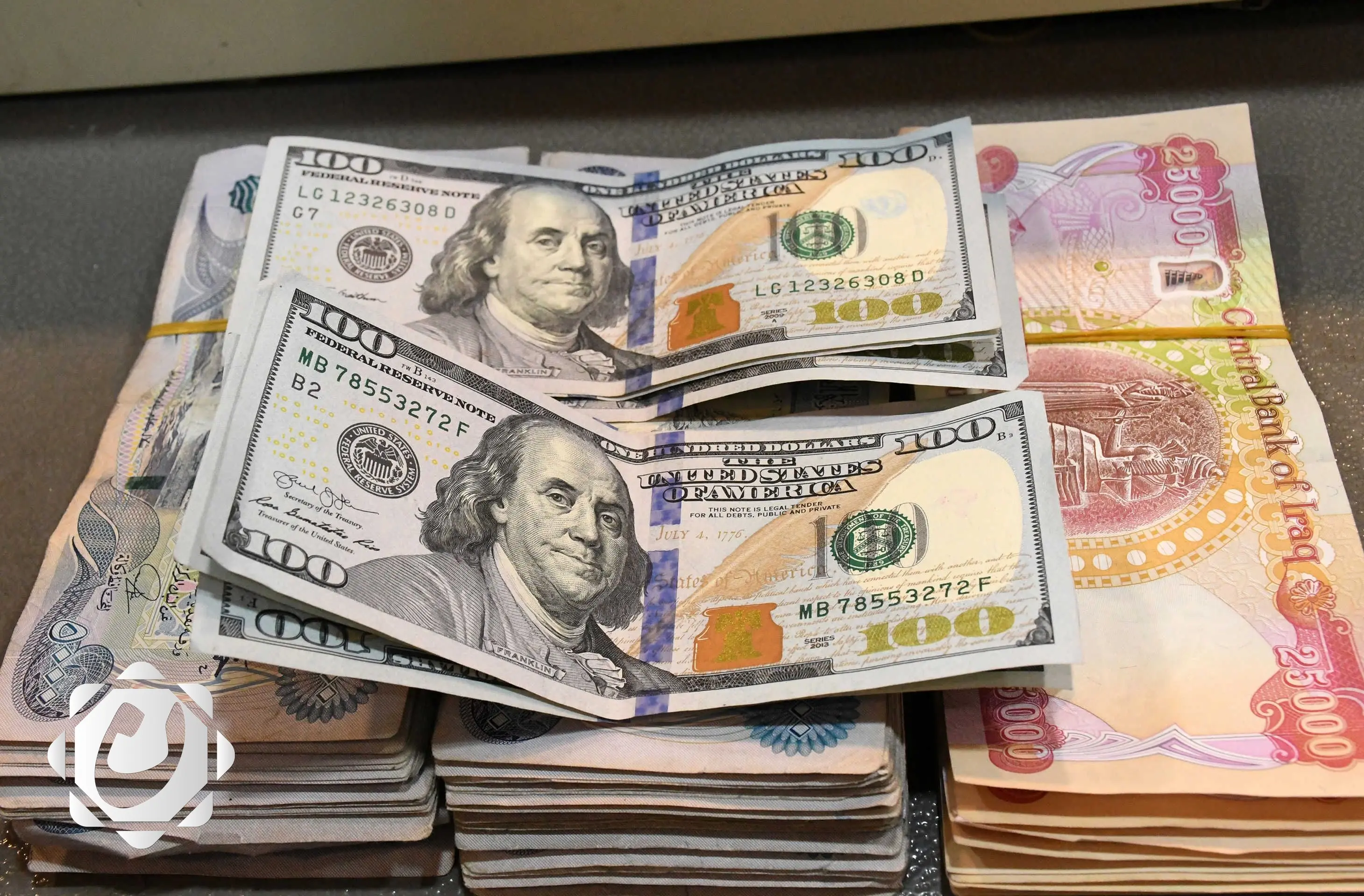 أسعار صرف الدولار في الأسواق المحلية تصل إلى 142750 ديناراً لكل 100 دولار