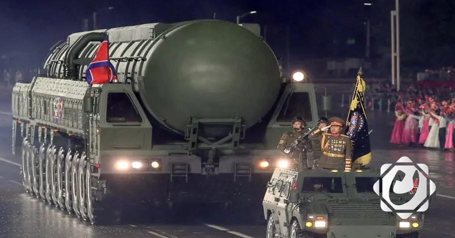 كوريا الشمالية تعرض صاروخها العابر للقارات في عرض عسكري مهيب