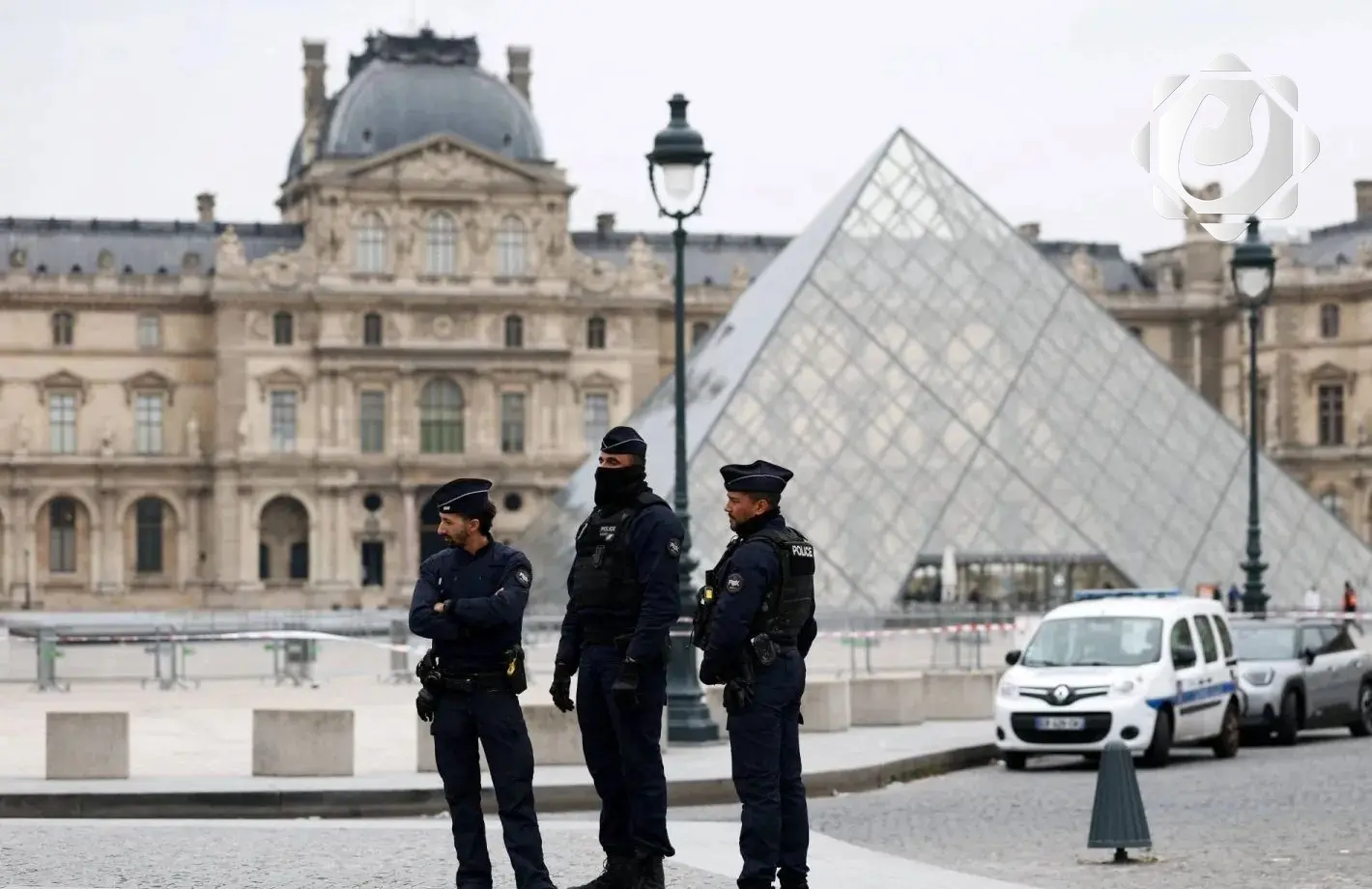 لصوص يسرقون مجوهرات قيمة من متحف اللوفر في باريس