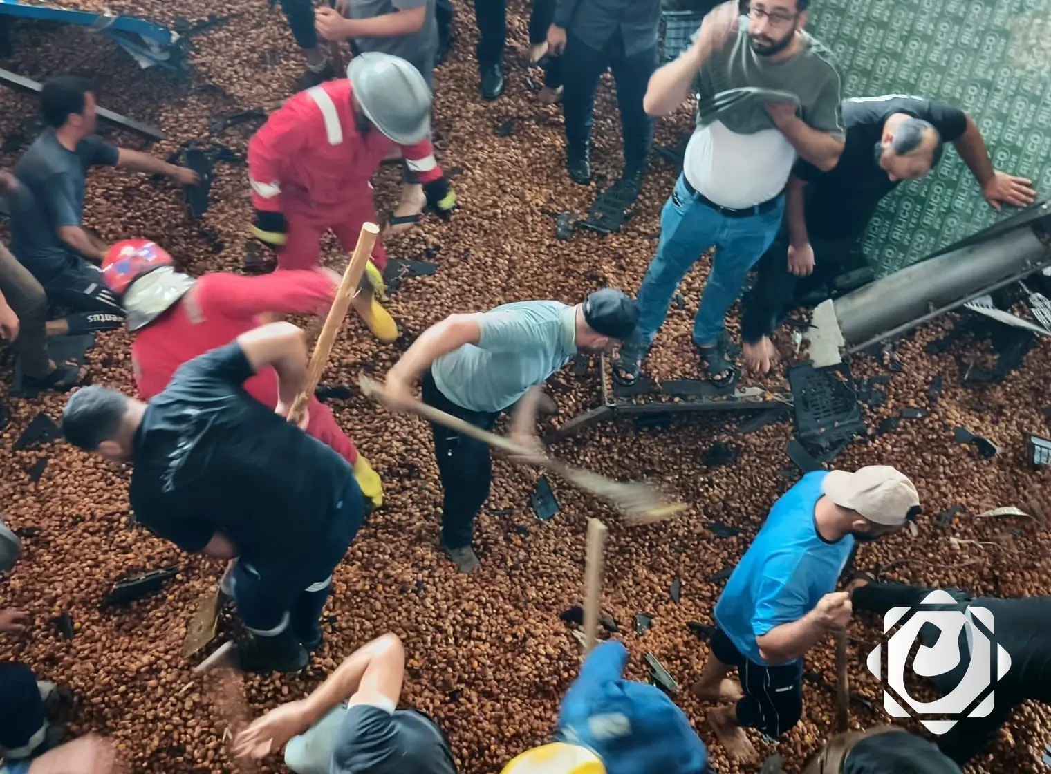 فرق الدفاع المدني تنقذ أربعة عمال من انهيار مخزن للتمور في كربلاء