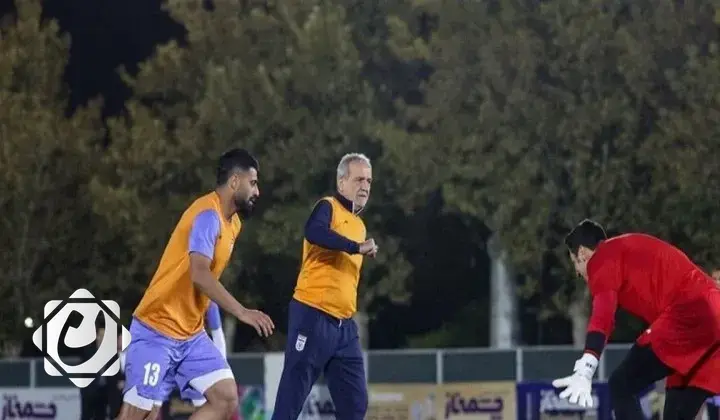 الرئيس الإيراني يشارك في تدريبات المنتخب الوطني لكرة القدم