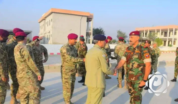 تخرج ضباط وطالب في دورات القفز المظلي في باكستان