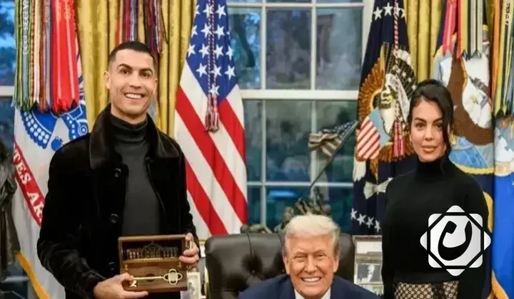ترامب يمنح كريستيانو رونالدو المفتاح الذهبي في المكتب البيضاوي