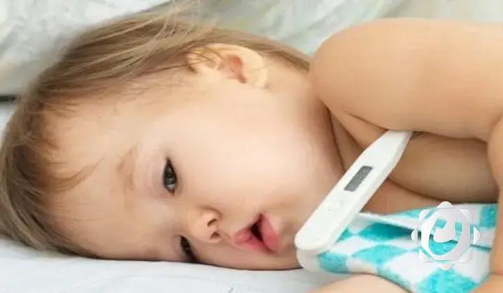 توصيات طبية للأمهات حول التعامل مع ارتفاع حرارة الأطفال