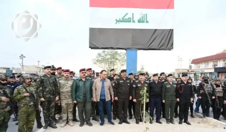 شرطة كركوك تعيد نصب العلم العراقي بعد إحراقه